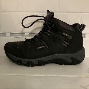 Keen Black and Gray hiking boots / work boots. Ankle height.  Lace up. EUC!